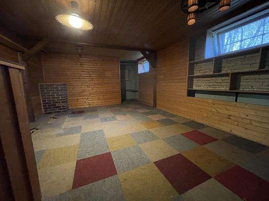 "Partyraum" im Keller