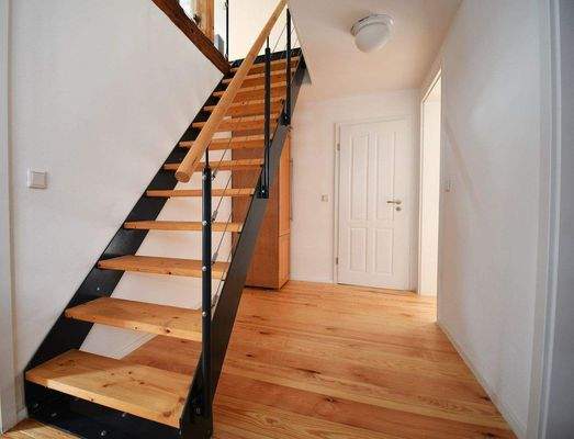 Flur mit Treppe ins OG