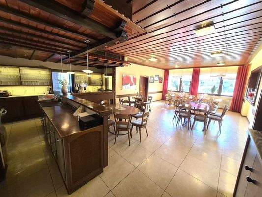 Theke und Gastbereich