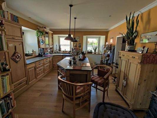 Küche mit Kochinsel im OG