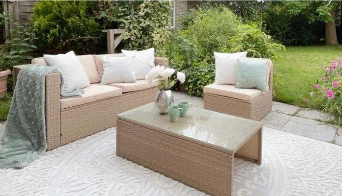 Den Sommer genießen im sonnigen Garten 