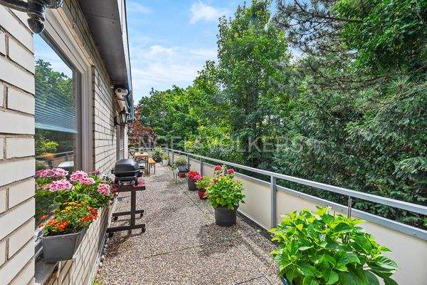 großer Südbalkon...