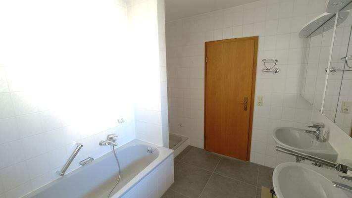 Badewanne und Dusche mit Fenster.jpg