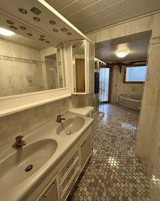 ein Bad mit Tageslicht