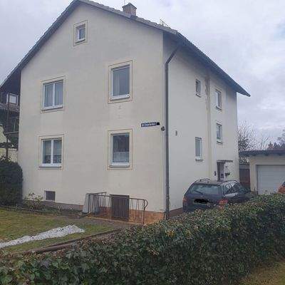Haus mit Einfahrt und Garage