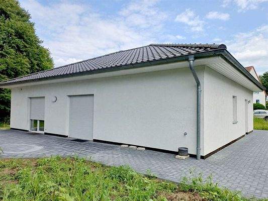 Gepflasterte Südwest-Terrasse