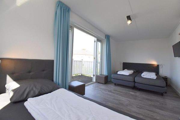 ferienwohnung-schlafzimmer-cape-helius-balcony-zugang-boxspring001