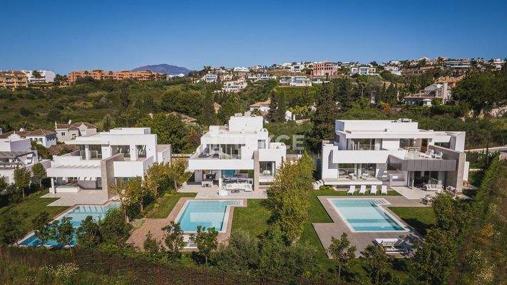 Natural Setting Views Villas in a Popular Area of Estepona