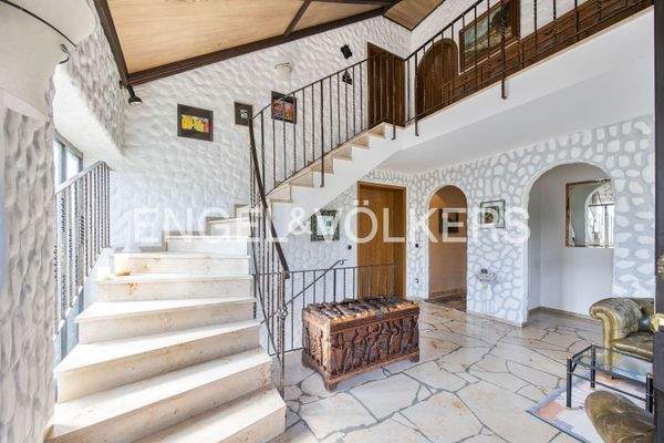 Lichtdurchfluteter Eingangsbereich mit stilvollen Akzenten