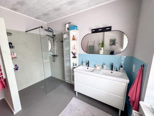 ..ebenerdiger Dusche, extragroß und extrabreit!