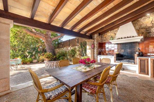 Überdachte Terrasse mit Grillbereich