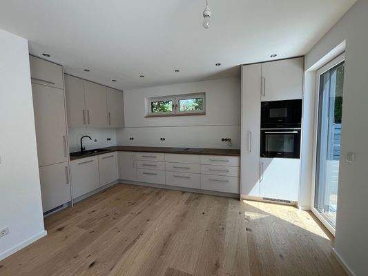 Vom Tischler angefertigte Einbauküche mit hochwertigen Geräten