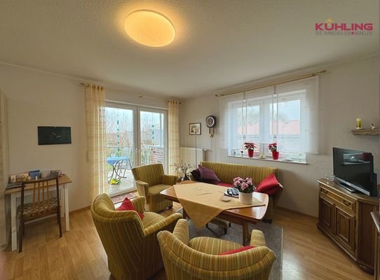 Wohnbereich mit Zugang zum Balkon