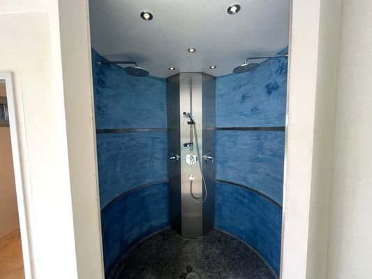Dusche in der Schwimmhalle