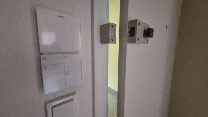 Moderne Gegensprechanlage und zusätzliche  Sicherheitsverriegelung