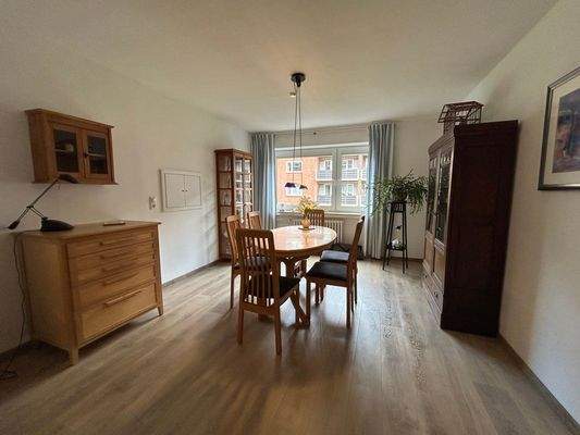 Esszimmer mit Durchreiche zur Küche