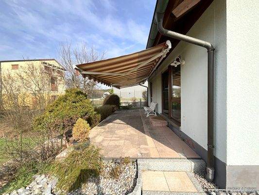 Terrasse mit zwei elektrischen Markisen