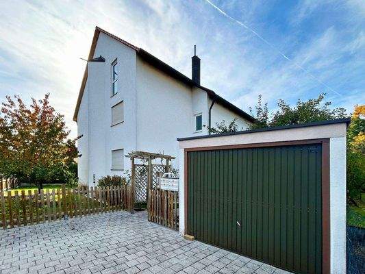 Gebäudeansicht mit Garage