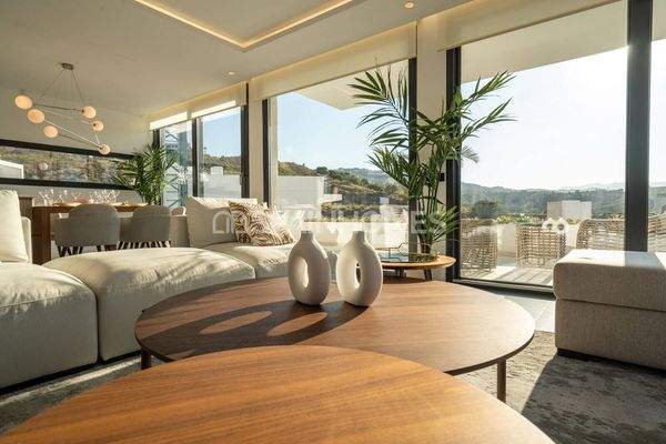 Newly-Built Villas Within Walking Distance of Amenities in Mijas