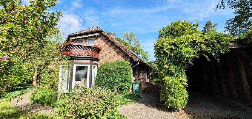 Außenansicht nebst Carport 