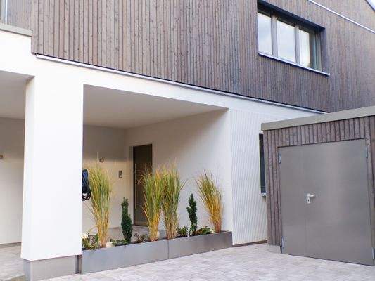 Einfahrt und Gartenhaus