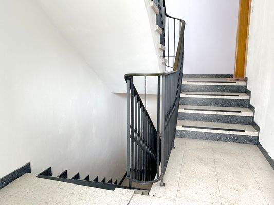 Gepflegtes Treppenhaus.