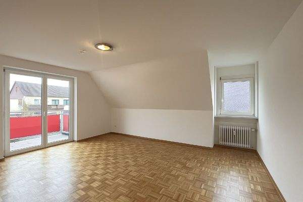 Wohnzimmer im DG mit Austritt auf Balkon