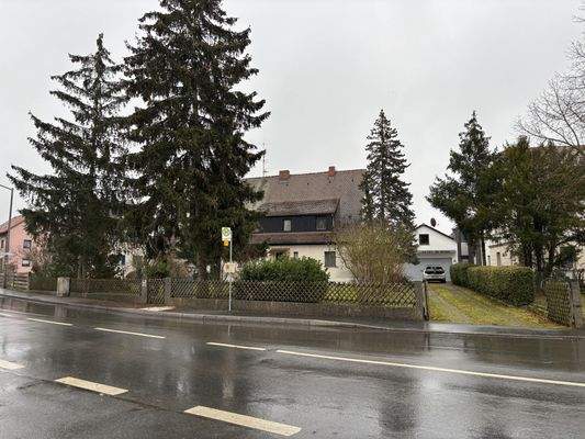 Zufahrt mit Bushaltestelle