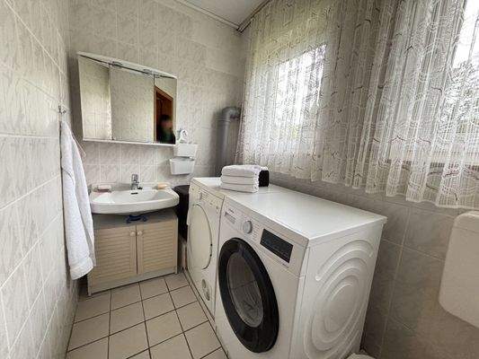 Gäste-WC mit Waschmaschinenanschluss