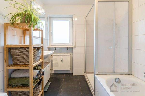 Badezimmer mit Dusche und Badewanne