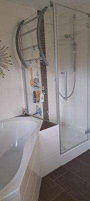 Bad mit Dusche und Wanne