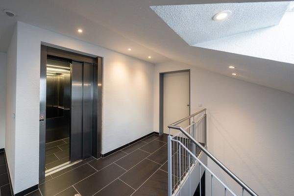 Treppenhaus - Fahrstuhl