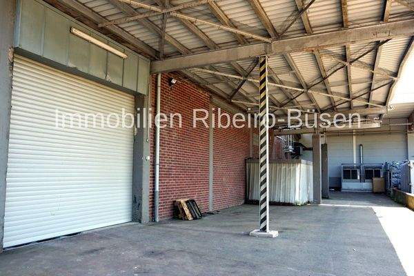 Rolltor und Anlieferzone