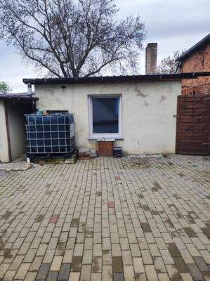 Waschküche und gepflasterte Fläche.jpeg