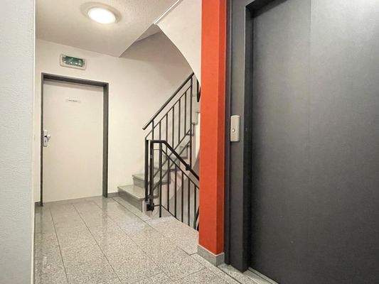 Treppenhaus und Eingangstür