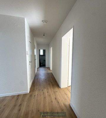 Flur mit Blick ins Bad