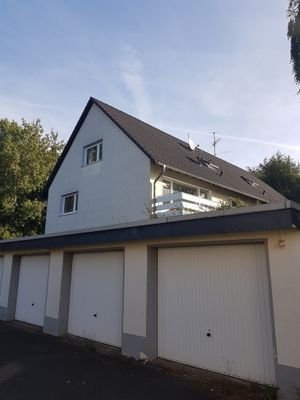 Hausansicht mit Garage