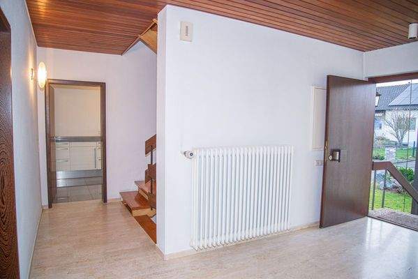 EG - Blick zum Eingang, zur Treppe, zur Küche