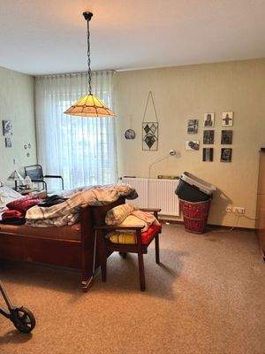 Helles Wohnzimmer mit Fenster