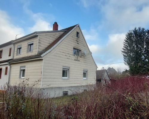 © IMBY – Straßenseite Ansicht mit Garten