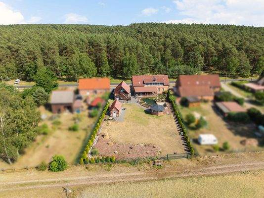 Blick vom Feld aufs Grundstück