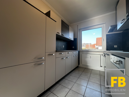 Küche mit neuwertiger Einbauküche (2)