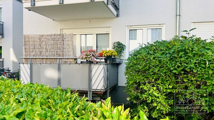 Balkon mit Blick zur ruhigen Seitenstraße