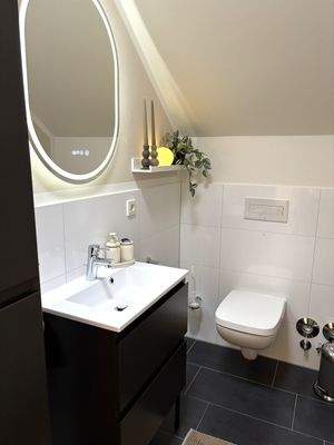 Gäste-WC mit Hochschrank