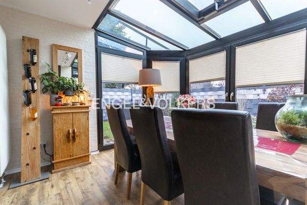 Der Wintergarten mit Blick in den Garten! Hier zählt ebenfalls die Sitzgruppe mit zum Inventar.