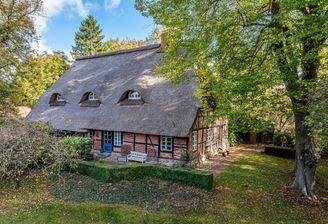 Bauernhaus in voller Pracht vom Garten aus gesehen