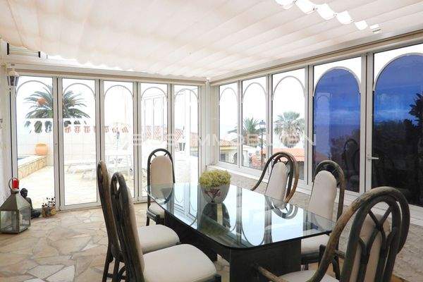 Der Wintergarten mit geschlossener Front zum Pool