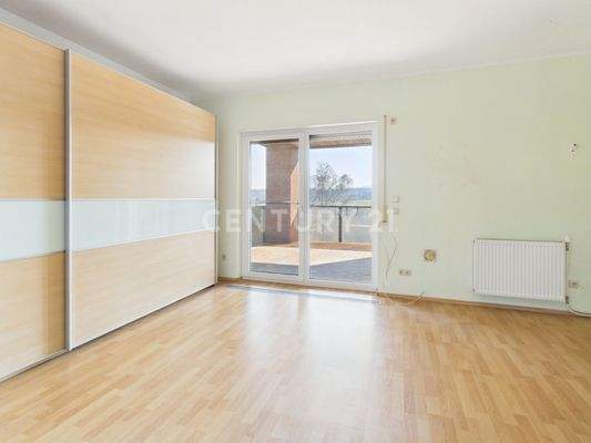 Schlafzimmer mit Zugang zur Loggia