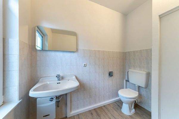 3 OG: Einheit 8 Badezimmer TGL mit Wanne