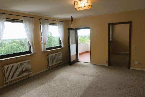 Wohnzimmer mit Ausgang zum Balkon